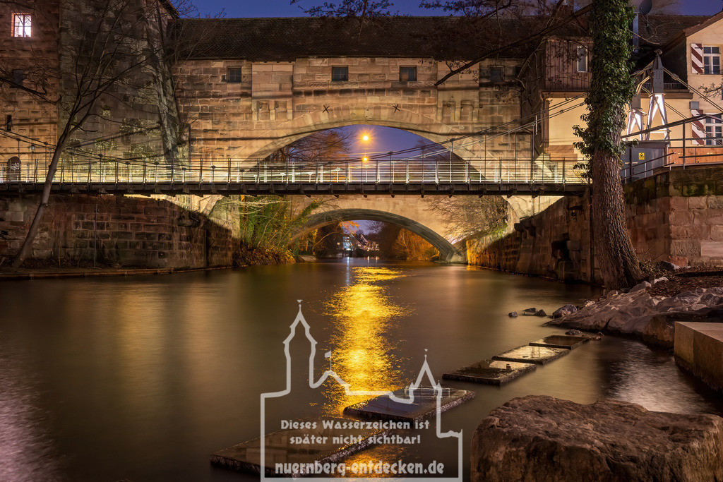 Kettensteg bei Nacht | Blick unter dem Kettensteg entlang der Pegnitz in Richtung Westen. Die Langzeitbelichtung ist während einer kalten Februar-Nacht entstanden. - Realisiert mit Pictrs.com
