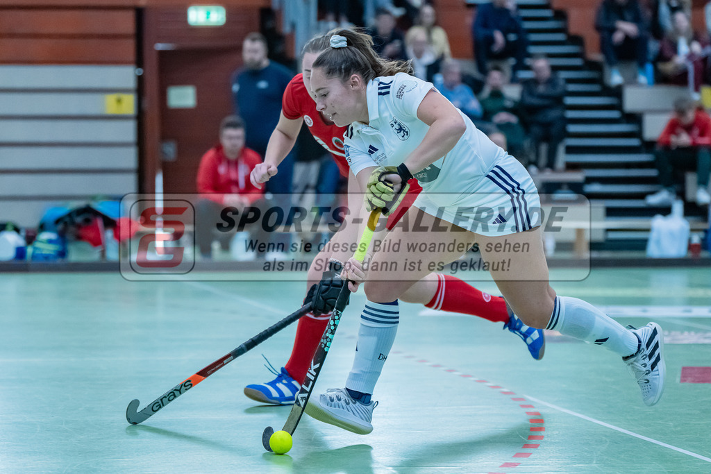 HK_20231217_107711 | 1. Bundesliga Damen Crefelder HC - Düsseldorfer HC  am 17.12.2023 Sporthalle Glockenspitz, Krefeld , Pia Lhotak ( Düsseldorfer HC #5 )