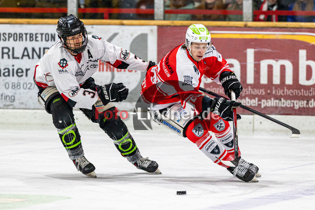 Spiel 3 Finale TSV Peißenberg Miners vs EHC Königsbrunn | Eishockey Bayernliga Playoffs 2023/2024, Spiel 3 Finale TSV Peißenberg Miners vs EHC Königsbrunn, 20240328,
Duell zwischen Ryan MURPHY (Miners 15) und Simon BESLIC (EHC 3),
2024-03-28 in Peißenberg (Eisstadion)
15 Ryan MURPHY (Miners 15), 3 Simon BESLIC (EHC 3)
Copyright: WolfgangxLindner foto-lindner.de