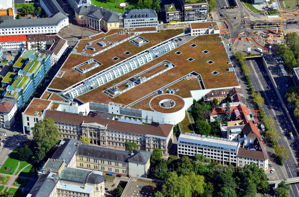 3390572 | Das Ettlinger Tor Karlsruhe ist ein 2005 eröffnetes Einkaufszentrum der Hamburger ECE-Gruppe in der Innenstadt von Karlsruhe