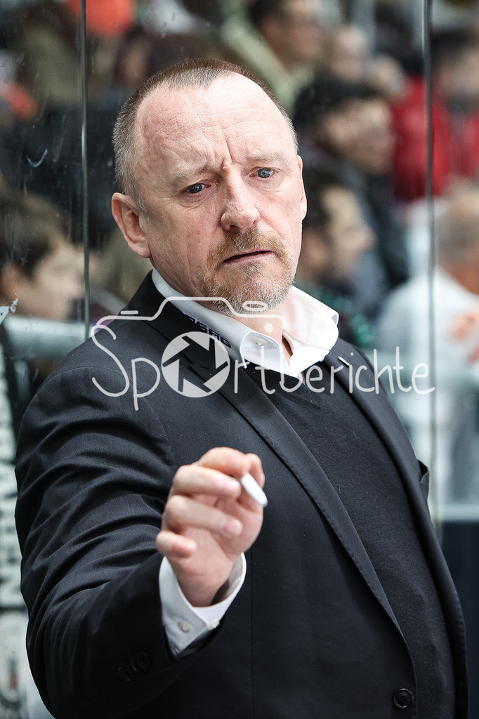 Augsburger Panther - Eisbären Berlin | Eisbaeren CO-Trainer Craig STREU in Aktion / Freisteller / Einzelfoto