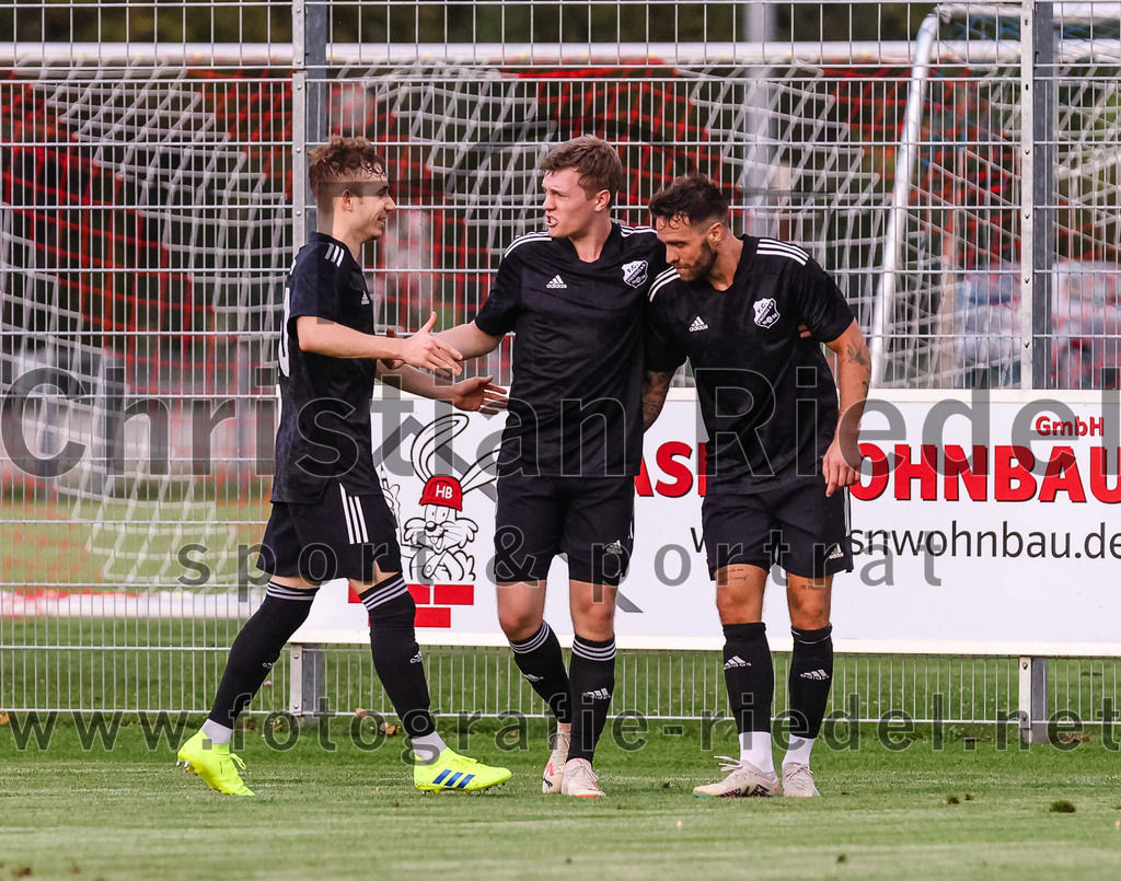2023-08-25_083_FC_Finsing_gegen_FC_Lengdorf | Finsing, Deutschland, 25.08.2023:
Fußball, Kreisliga 2023 / 2024, 6. Spieltag, FC Finsing gegen FC Lengdorf, Endergebnis: 5:0

Jubel nach dem 2:0 durch Markus Rickhoff (FC Finsing, #7)
Florian Hölzl (FC Finsing, #10), Fabian Kövener (FC Finsing, #12), Markus Rickhoff (FC Finsing, #7)

Foto: Christian Riedel / fotografie-riedel.net