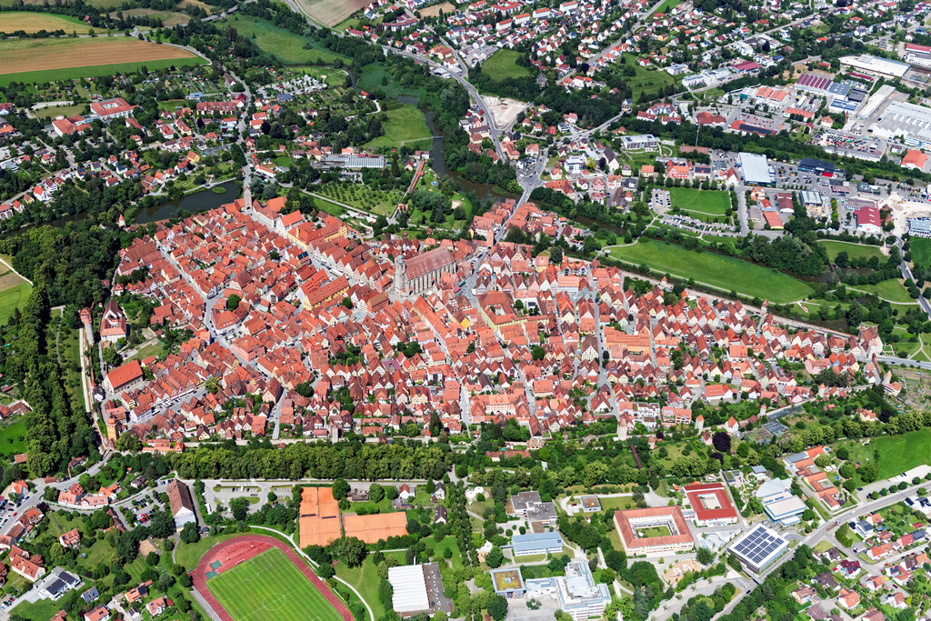 dr__0045638.jpg | DINKELSBüHL 18.06.2024 Altstadtbereich und Innenstadtzentrum in Dinkelsbühl im Bundesland Bayern, Deutschland. // Old Town area and city center in Dinkelsbuehl in the state Bavaria, Germany. Foto: Daniel Reiter