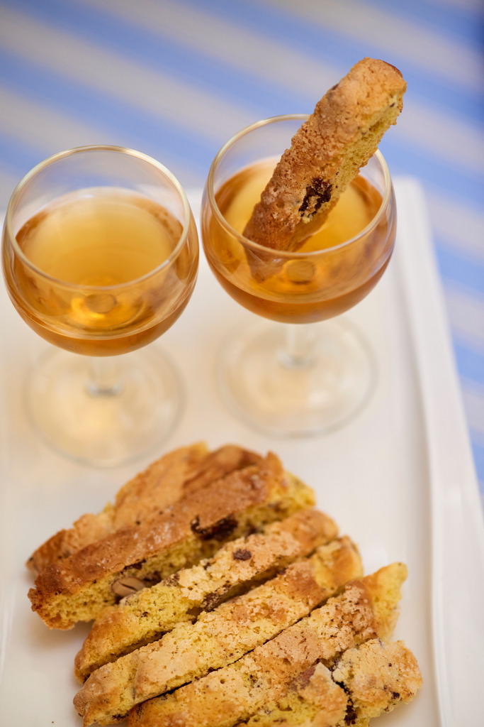 Cantuccini mit Vin Santo | Cortona, Italien - August 29, 2016: Residenza Storica Dolce Maria; Cantuccini mit Vin Santo. - Realisiert mit Pictrs.com