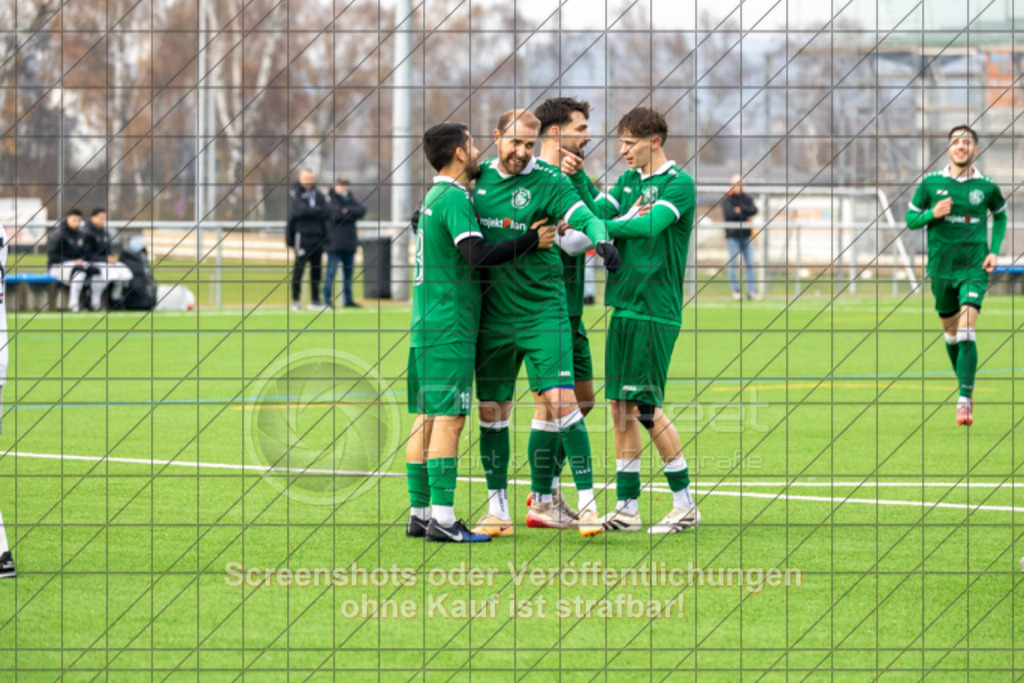 20251130_145921_0218 | #,KSG Eislingen (grün) vs. FTSV Kuchen (weiß), Fussball, Kreisliga A3 - Bezirk Neckar/Fils, 15. Spieltag, Saison 2025/2026, Kunstrasensportplatz am Eichenbach, Haldenstraße, 73054 Eislingen, 30.11.2025 - 14:30 Uhr,Foto: PhotoPeet-Sportfotografie/Peter Harich