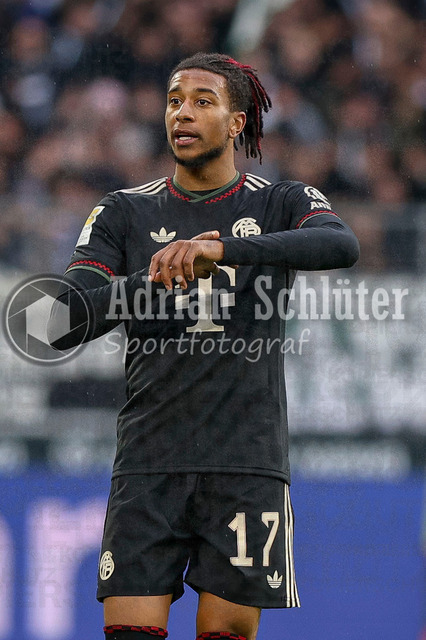 Borussia Mönchengladbach vs FC Bayern München - Bundesliga  | Mönchengladbach, Deutschland, 25.10.25:   Michael Olise (FC Bayern München) gestikuliert, Gestik waehrend des Spiels der Bundesliga zwischen Borussia Mönchengladbach vs FC Bayern München im Stadion im Borussia Park(Foto von Brauer-Fotoagentur / Adrian Schlueter)