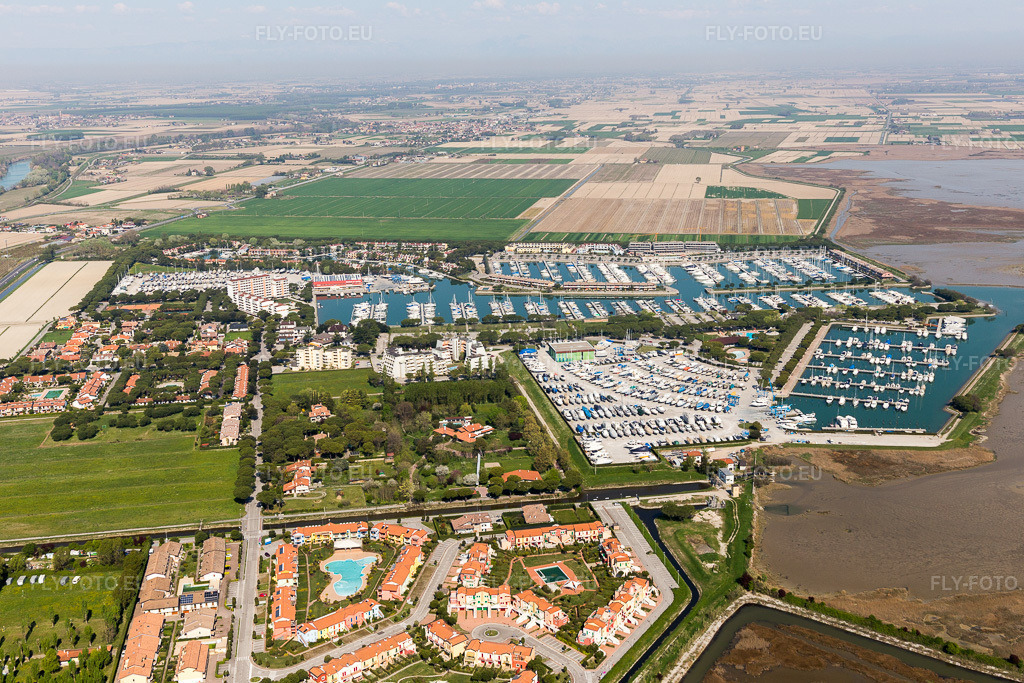 Vue aérienne: Marina avec mouillages et emplacements pour bateaux sur la rive de la Marina Punta Gabbiani Aprilia Marittima dans le quartier d'Aprilia Marittima à Bevazzana à le quartier Località Aprilia Marittima in Marano dans le département Udine, Italie – .Photo: IMG_098126.jpg prise le 03/04/2017 par Werner Riehm/FLY-FOTO.eu – Résolution de l'original: 5472 x 3648 px