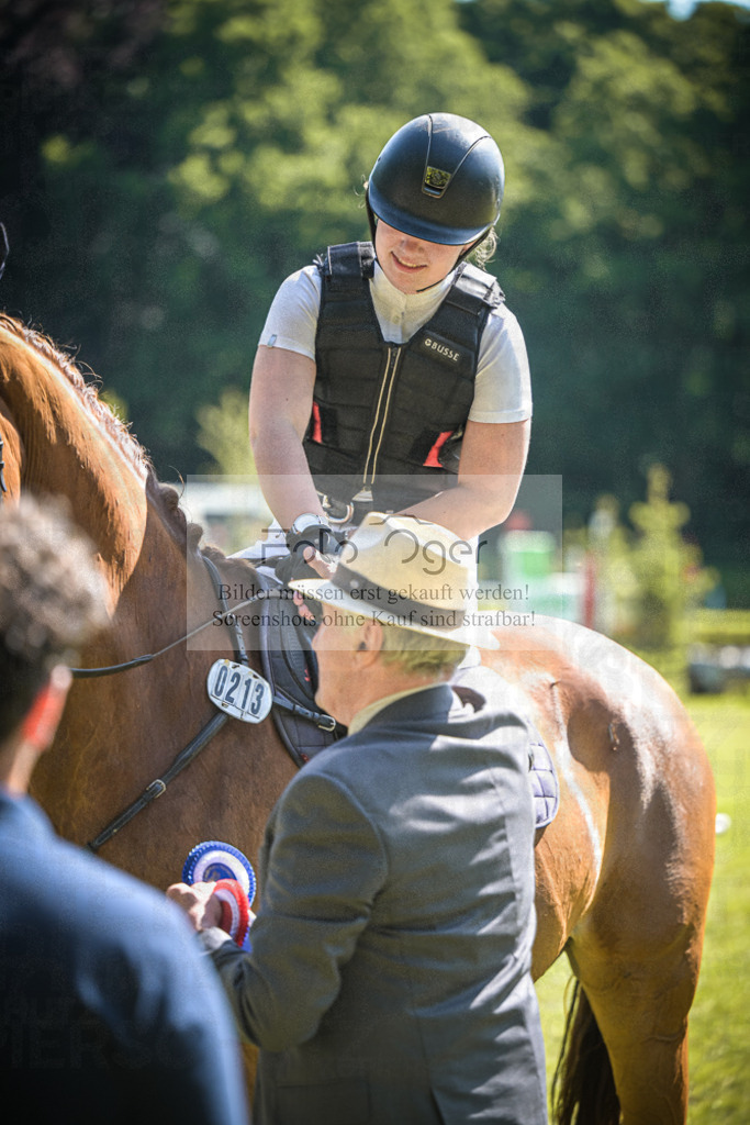 DOS_2320 | Entdecke hochwertige Reitturnierfotos von Foto Oger. Professionell, emotional und authentisch – jetzt Lieblingsmomente im Shop bestellen.Deutschlandweite Turnierfotografie. - Realisiert mit Pictrs.com