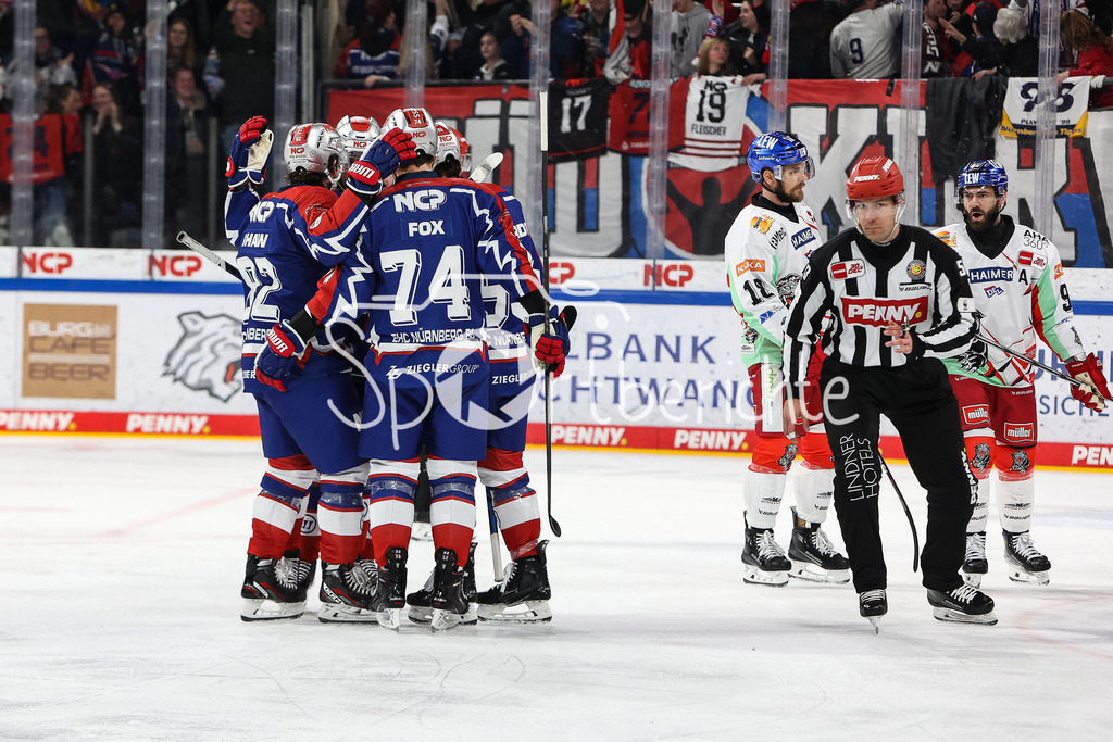 Nürnberg ICE Tigers - Augsburger Panther | Jubel der Hausherren nach dem Treffer zum 3-2 druch Hayden SHAW (EHC #82) / Freude / Tor / Torschuetze / DEL Retro Game