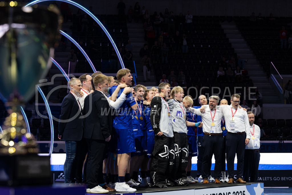 2025 Men's U19 WFC - Finland v Czechia | The players of team Finland singing the national anthem during 2025 Men's U19 WFC, Switzerland: 04.05.2025, Zürich, Swiss Life Arena.Event page: <a href="https://www.u19wfc2025.ch/">www.u19wfc2025.ch</a>Credit: Markus Aeschimann, <a href="https://markus-aeschimann.ch">markus-aeschimann.ch</a>Instagram: <a href="https://instagram.com/sportfotografie.aeschimann">@sportfotografie.aeschimann</a> - Realisiert mit Pictrs.com