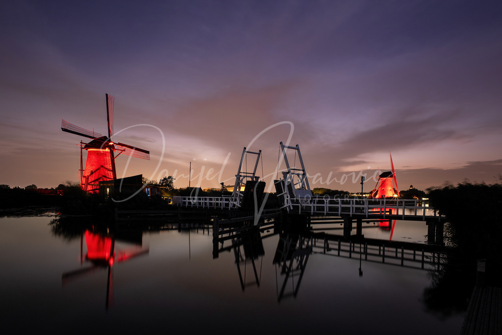 Kinderdijk | Brücke über den Kanal in Kinderdijk mit beleuchteten Windmühlen