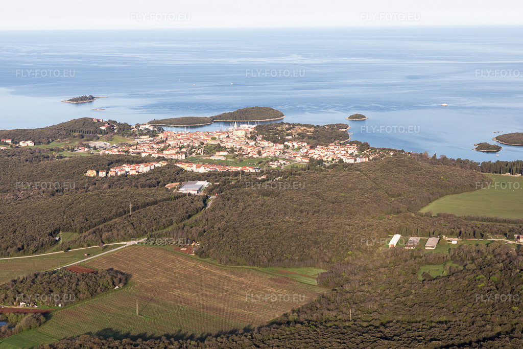 Vue aérienne: Vue de la ville à Flengi dans le département Gespanschaft Istrien, Croatie. Photo: IMG_106325.jpg prise le 14/04/2018 par Werner Riehm/FLY-FOTO.eu – Résolution de l'original: 5472 x 3648 px