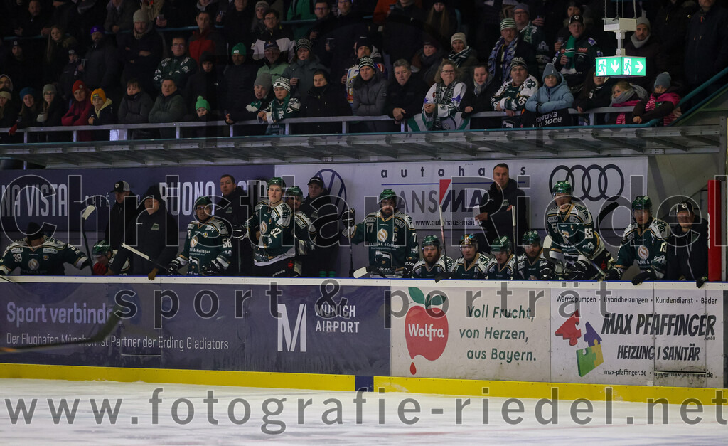 2026-01-02_018_TSV_Erding_gegen_Hoechstadt_Alligators | Erding, Deutschland, 02.01.2026:Eishockey, Oberliga Süd 2025 / 2026, 33. Spieltag, TSV Erding gegen Höchstadt Alligators, Endergebnis: 2:1Paul Pfenninger (Erding Gladiators, #58), Sportlicher Leiter David Whitney (Erding Gladiators), Moritz Köttstorfer (Erding Gladiators, #82), Philipp Michl (Erding Gladiators, #77)Foto: Christian Riedel / fotografie-riedel.net