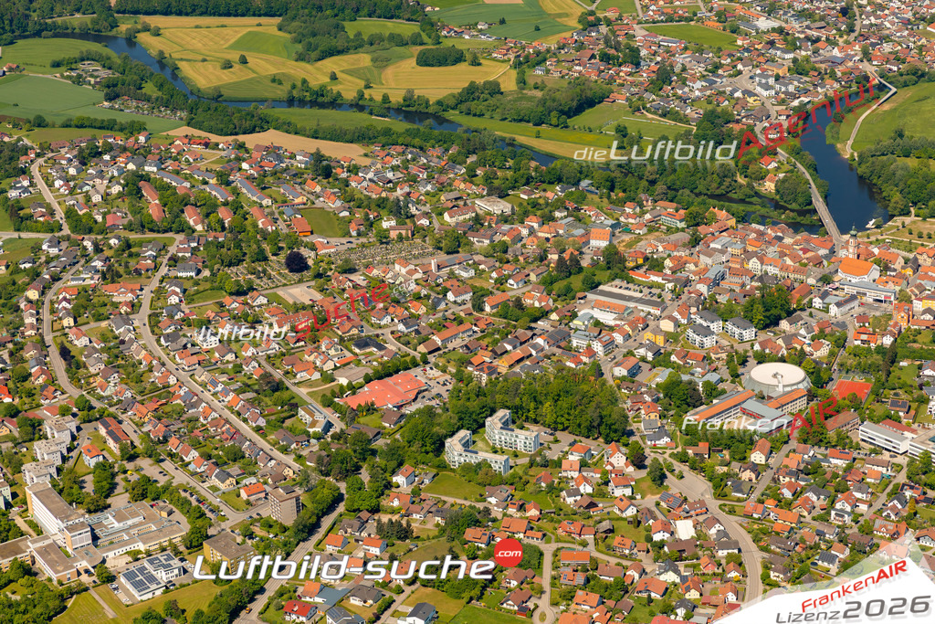 Das Luftbild zeigt :  Roding - Die Luftaufnahme wurde 2024 vom UL-Flugzeug aus erstellt ( keine Drohne ) - Hochauflösende Luftaufnahme - Für grossformatige Ausdrucke geeignet. Die Geschenkidee !Mit Lizenz und Bildrechte bestellbar