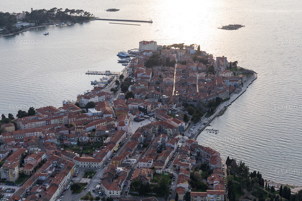 Luftbild: Ortsansicht in Poreč im Bundesland Gespanschaft Istrien in Kroatien. Foto: IMG_106386.jpg vom 14.04.2018 durch Werner Riehm/FLY-FOTO.de