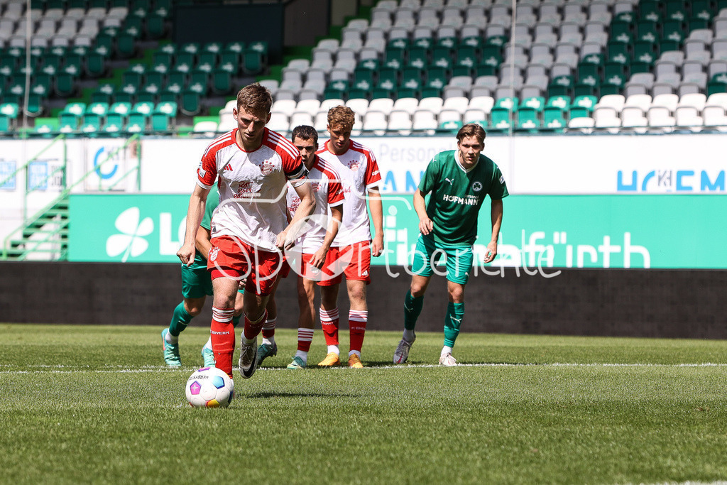 SpVgg Greuther Fürth II - FC Bayern Amateure | Tritt zum Elfmeter an - Timo KERN (FCB #10) und verwandelt diesen zum 1-1 Ausgleich