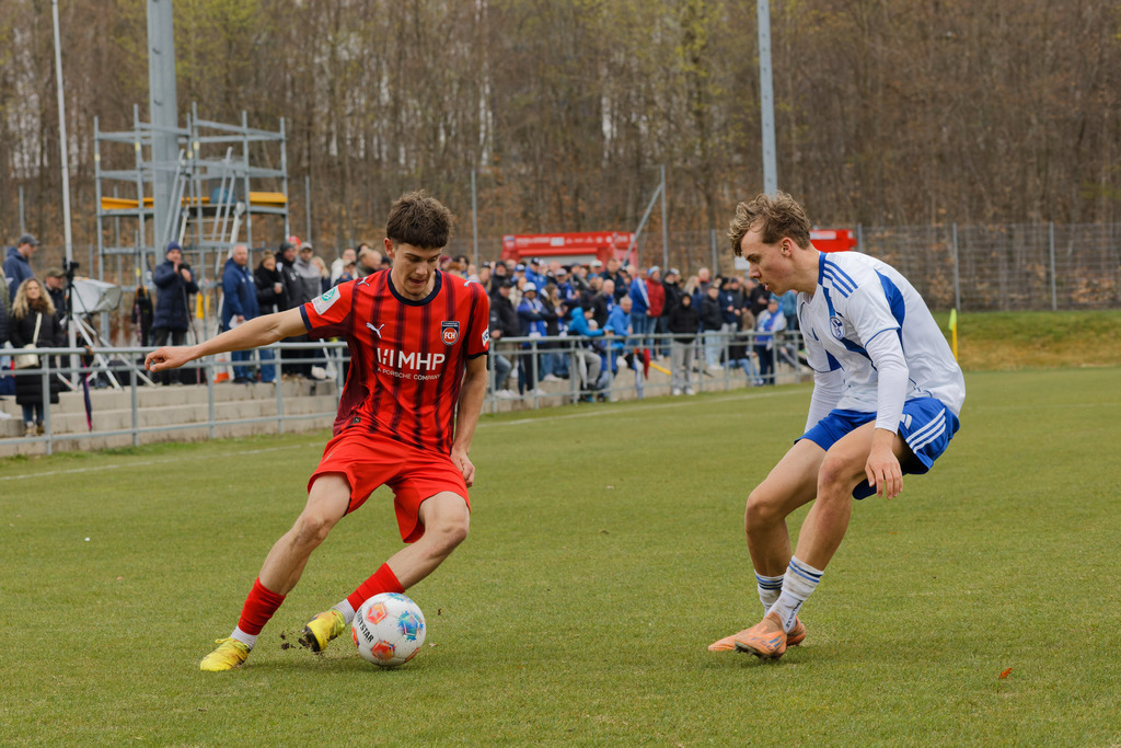 20260412-FCHS04_129 | 1.FC Heidenheim 1846 vs. FC Schalke 04, Fußball, U19, A-Junioren, NWL, U19-DFB-Nachwusliga, 2025/2026, 8. Spieltag, 12.04.2026 in Heidenheim, Walter-Birkhold-Jugendstadion (Foto: Michael Bulling) - Realisiert mit Pictrs.com