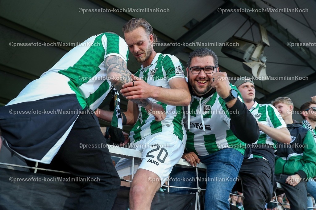 SCP09052502309 | 09.05.2025, Fußball, Preußen Münster - Hertha BSC, 2. Fußball Bundesliga, 33. Spieltag, Preußenstadion, Saison 2024 2025: Jorrit Hendrix (Preussen Muenster #20) bei den Fans auf dem Zaun nach dem SiegDFB regulations prohibit any use of photographs as image sequences and or quasi-video.