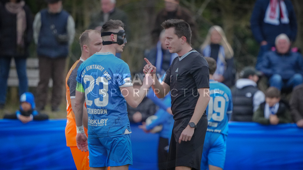 Fußball, Herren, Saison 2025/2026, Landespokal Brandenburg, Halbfinale, RSV Eintracht 1949 vs. VfB 1921 Krieschow, Samstag 28.03.2026, Sportplatz-Heinrich-Zille-Straße | Fußball, Herren, Saison 2025/2026, Landespokal Brandenburg, Halbfinale, RSV Eintracht 1949 vs. VfB 1921 Krieschow, Samstag 28.03.2026, Sportplatz-Heinrich-Zille-Straße, Im Bild: Schiedsrichter Tim Gerstenberg (l.) im Gespräch mit Matthias Steinborn (RSV) und Andy Hebler (Krieschow) - Realisiert mit Pictrs.com