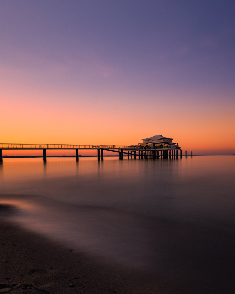 Sonnenuntergang über der Ostsee | Die tief stehende Sonne taucht die Ostsee in warme Orange- und Rottöne. - Realisiert mit Pictrs.com