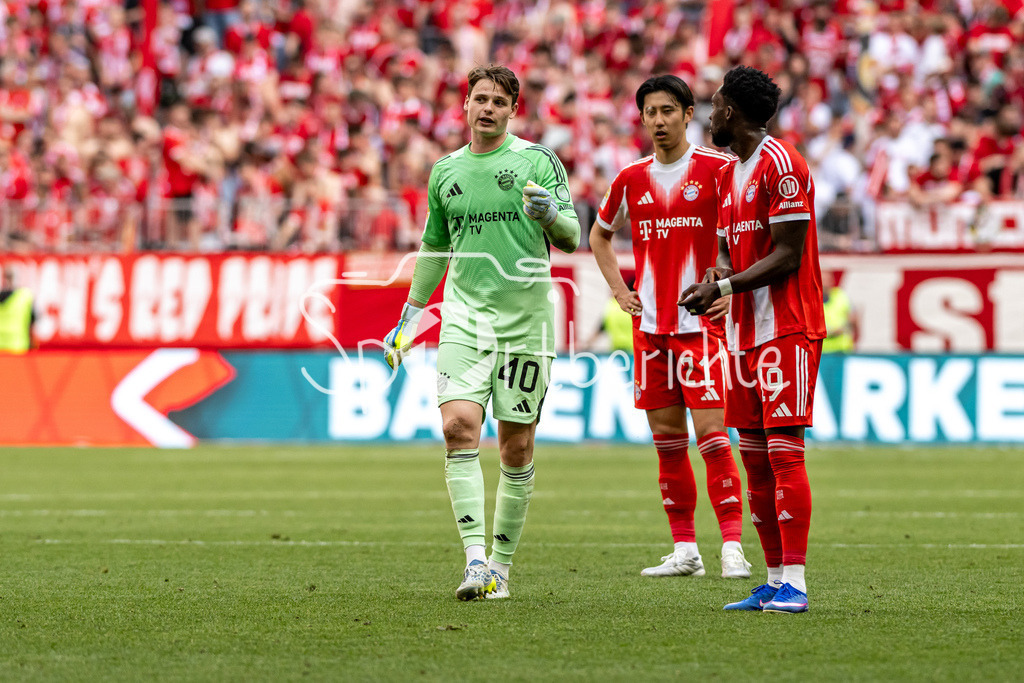 FC Bayern München - 1. FC Heidenheim | MUNICH, GERMANY - 02. MAI: im Gespräch Jonas Kurt URBIG (FC Bayern Munich 40) und Alphonso DAVIES (FC Bayern Munich 19) während dem Bundesligamatch zwischen dem FC Bayern München und dem 1. FC Heidenheim am 32. Spieltag in der Allianz Arena / DFL REGULATIONS PROHIBIT ANY USE OF PHOTOGRAPHS AS IMAGE SEQUENCES AND/OR QUASI-VIDEO