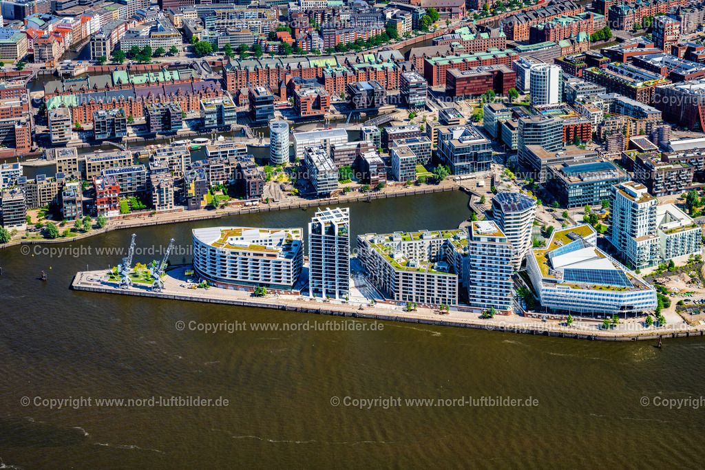 Hamburg_Strandkai_Hafencity_ELS_0412200625 | HAMBURG 20.06.2025 Marco-Polo-Tower mit den Marco Polo Terassen am Strandkai in Hamburg. Die Gebäude sind die ersten Projekte auf dem Strandkai, einem Teilquartier der HafenCity. // Marco Polo Tower with the Marco Polo Terraces at Strandkai in Hamburg. The buildings are the first projects on Strandkai, a part of HafenCity. Foto: Martin Elsen
