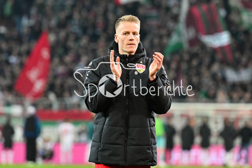 FC Augsburg - VfB Stuttgart | AUGSBURG, GERMANY - 22. MAERZ: die Spieler der Gäste feiern zusammen mit den Fans den Auswärtssieg in Sutttgart nach dem Bundesligamatch zwischen dem FC Augsburg und dem VfB Stuttgart am 27. Spieltag in der WWK Arena / DFL REGULATIONS PROHIBIT ANY USE OF PHOTOGRAPHS AS IMAGE SEQUENCES AND/OR QUASI-VIDEO / Chris FÜHRICH (VfB Stuttgart 10)
