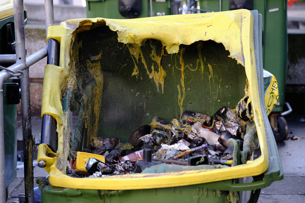 ausgebrannte Mülltonne zu Silvester | Wien, Austria - January 03, 2024: ausgebrannte Mülltonne zu Silvester. - Realisiert mit Pictrs.com