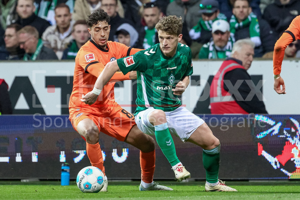 Fussball, Bundesliga, SV Werder Bremen - Eintracht Frankfurt | v.li.: Fares Chaibi (Eintracht Frankfurt, 8) und Jens Stage (SV Werder Bremen, 6) im Zweikampf, Duell, Dynamik, Aktion, Action, Spielszene, DIE DFL-RICHTLINIEN UNTERSAGEN JEGLICHE NUTZUNG VON FOTOS ALS SEQUENZBILDER UND/ODER VIDEOÄHNLICHE FOTOSTRECKEN. DFL REGULATIONS PROHIBIT ANY USE OF PHOTOGRAPHS AS IMAGE SEQUENCES AND/OR QUASI-VIDEO.