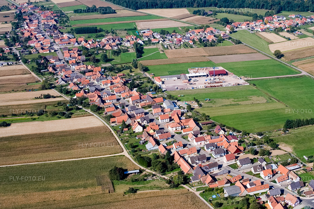 Vue aérienne: Vue de la ville depuis le sud-est, y compris HR Entreprise de Construction René Hemmerlé à Schleithal dans le département Bas Rhin, France.Photo: IMG_13595.jpg prise le 28/09/2008 par Werner Riehm/FLY-FOTO.euRésolution de l'original: 3338 x 2225 pxWWW.HEMMERLE-CONSTRUCTION.COM