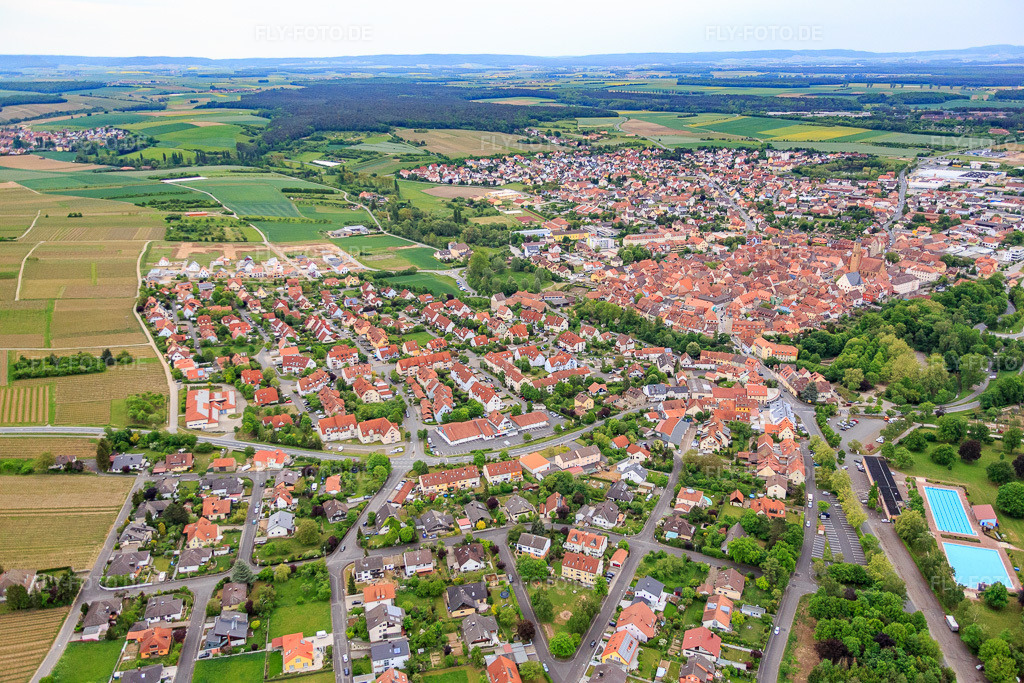 Luftbild: Gaibacher Straße in Volkach im Bundesland Bayern in Deutschland. Foto: IMG_078920.jpg vom 14.05.2015 durch Werner Riehm/FLY-FOTO.de