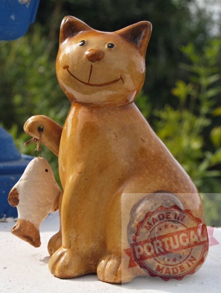 Smiling cat figurine holding fish decoration | Smiling ceramic cat garden ornament holding a freshly caught fish - Realisiert mit Pictrs.com