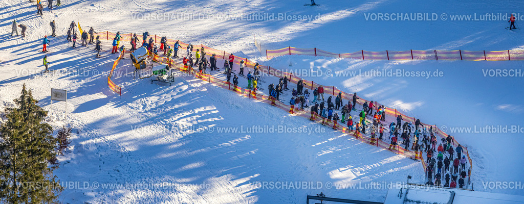 Winterberg230205846 | Luftbild, Skifahrer Warteschlange, Andrang am Skilift, Winterberg, Sauerland, Nordrhein-Westfalen, Deutschland