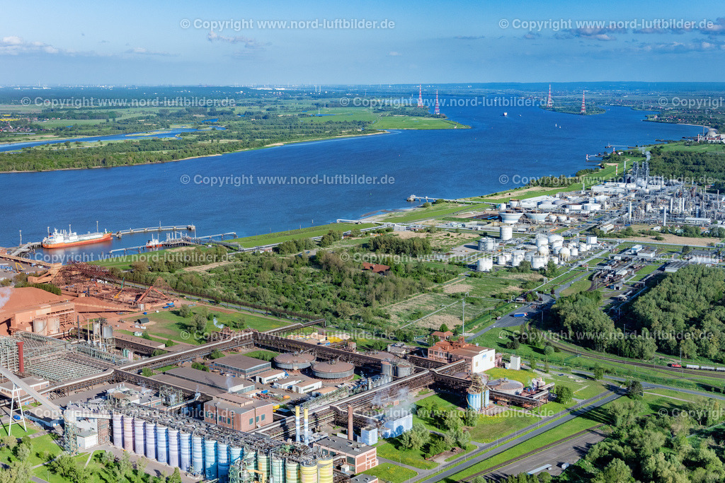 Stade_Seehafen_Lng_ELS_2578140522 | STADE 14.05.2022 Hafenanlage Stader Seehafen AOS am Bützflether Sand in Bützfleth im Bundesland Niedersachsen, Deutschland. Auf der Grünfläche soll bis 2026 der Hanseatic Energy Hub entstehen. Das geplante Terminal für den Import von verflüssigtem Erdgas (LNG) wird in den vorhandenen Industriepark integriert. Weiterführende Informationen bei: AOS Aluminium Oxid Stade GmbH,  Dow Deutschland Anlagengesellschaft mbH. // Port facility Stader Seehafen AOS am Buetzflether Sand in Buetzfleth in the state Lower Saxony, Germany. The Hanseatic Energy Hub is to be built on the green space by 2026. The planned terminal for the import of liquefied natural gas (LNG) will be integrated into the existing industrial park. Further information at: AOS Aluminium Oxid Stade GmbH,  Dow Deutschland Anlagengesellschaft mbH. Foto: Martin Elsen