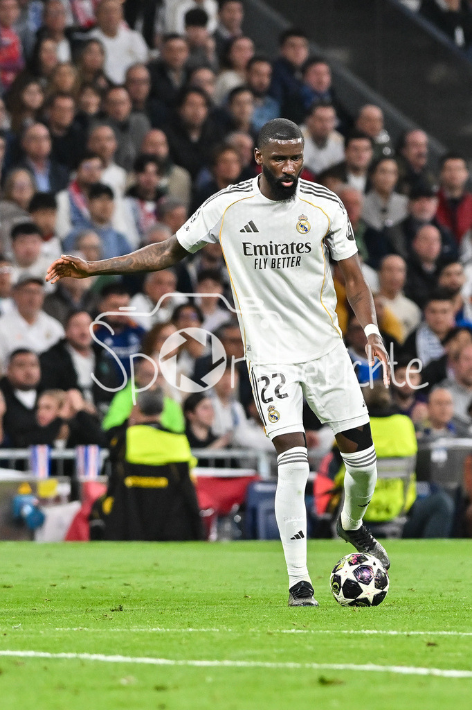 Real Madrid - FC Bayern München | MADRID, SPAIN - 07. APRIL: with Ball Antonio RUEDIGER (Real Madrid 22) during the UEFA Champions League match between Real Madrid vs. FC Bayern Munich on Quarterfinal first leg at Estadio Santiago Bernabeu
