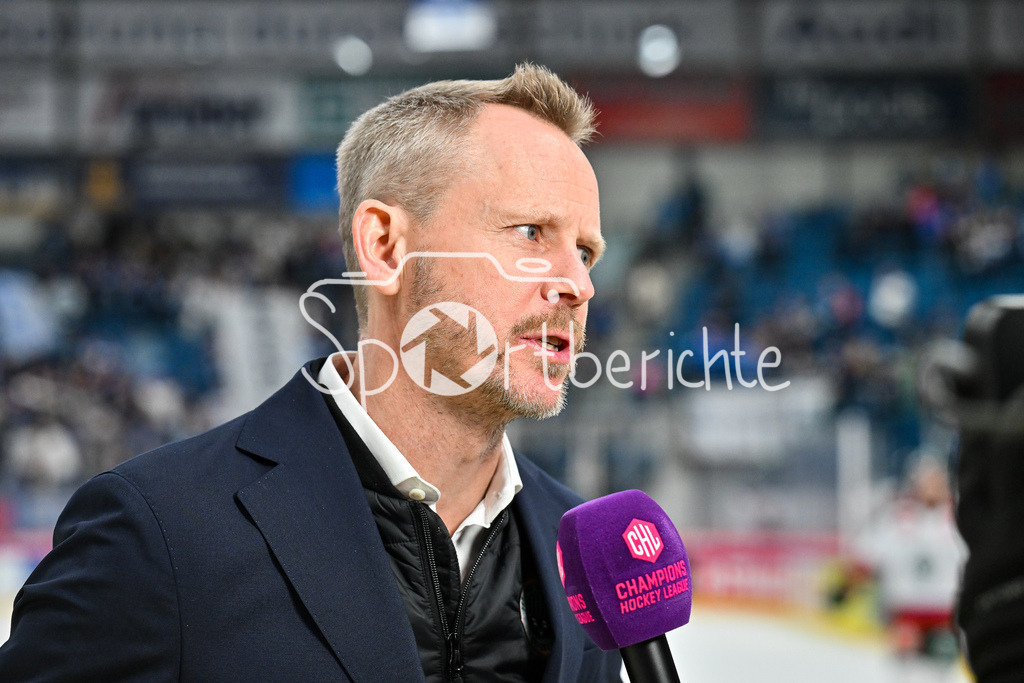 ERC Ingolstadt - Frölunda HC | INGOLSTADT, GERMANY - 02. DECEMBER: Robert OHLSSON Headcoach Frölunda FC gibt nach dem Spiel ein Interview nach dem Match zwischen dem ERC Ingolstadt und Frölunda HC beim Hinspiel im Viertelfinale der Champions Hockey League in der Saturn Arena