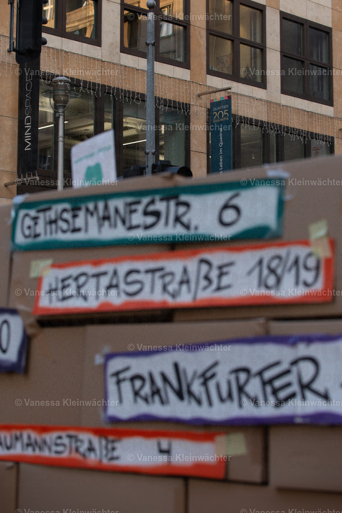 201120 StopHeimstaden MindSpace-8 | Mit Musik und einer "Wall of shame" aus Umzugskartons fordern Mieter*innen der von Heimstaden gekauften Häuser am 20.11.2020 vorm Büro des Schwedischen Immobilien-Investors die Ausübung des städtischen Vorkaufsrechts. - Realisiert mit Pictrs.com