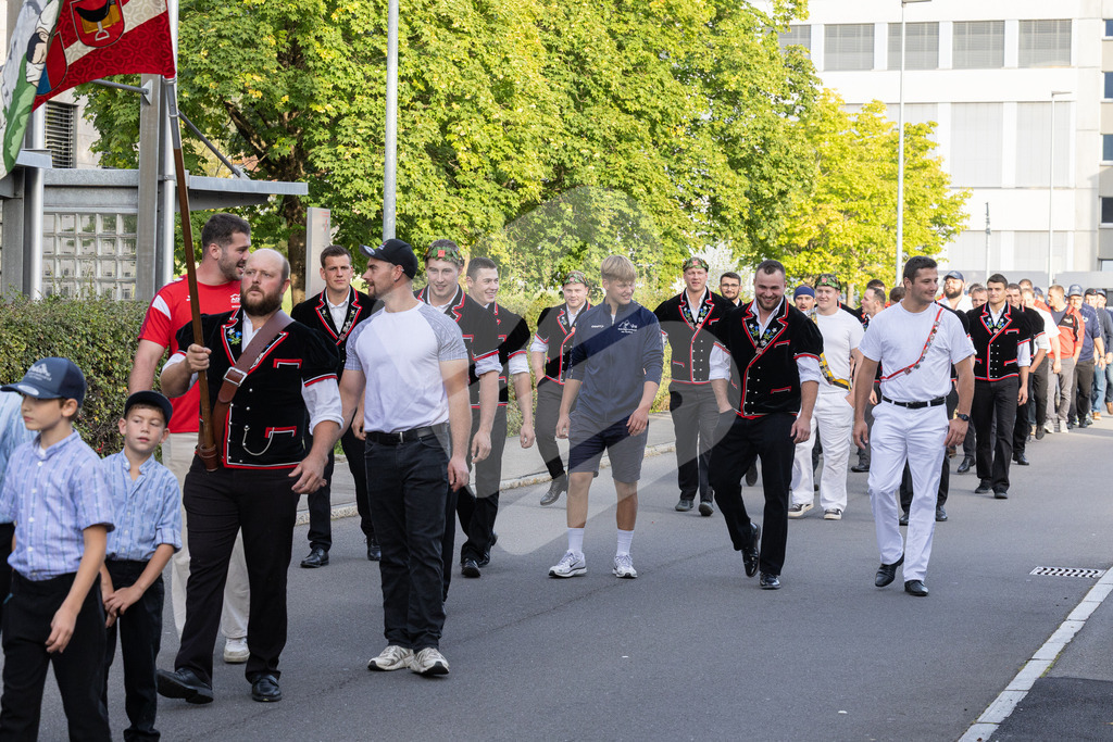 ESAF2025_Empfang_8171 | Die Schwinger des Schwyzer Kantonalen Schwingerverbandes: Fotos, die Dynamik und Leidenschaft festhalten, sowie emotionale Momente aus dem traditionellen Schwingsport zeigen. - Realisiert mit Pictrs.com
