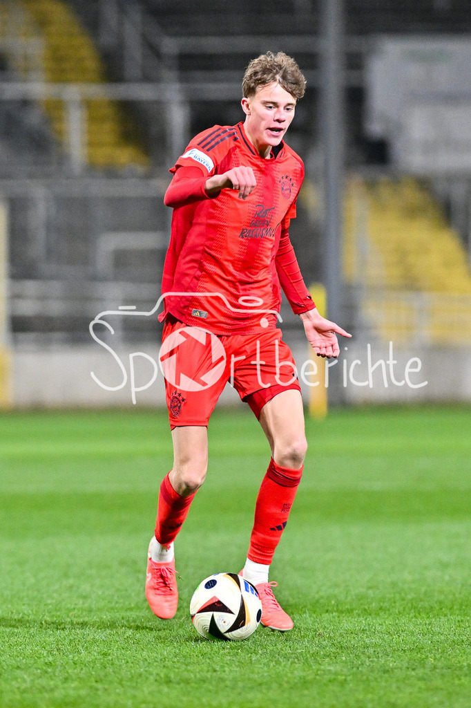 FC Bayern Amateure - FC Augsburg II | am Ball Jonathan Asp JENSEN (FC Bayern München II #11) / Einzelfoto / Freisteller / Regionalliga Bayern: FC Bayern Muenchen II - FC Augsburg II, Gruenwalder Stadion am 14.03.2025