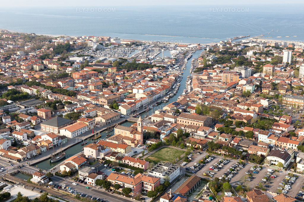 Aerial view: View of the town in Cesenatico in the state Forlì-Cesena, Italy. – Photo: IMG_098437.jpg taken on 04/05/2017 by Werner Riehm/FLY-FOTO.com – Resolution of the original: 5472 x 3648 px
