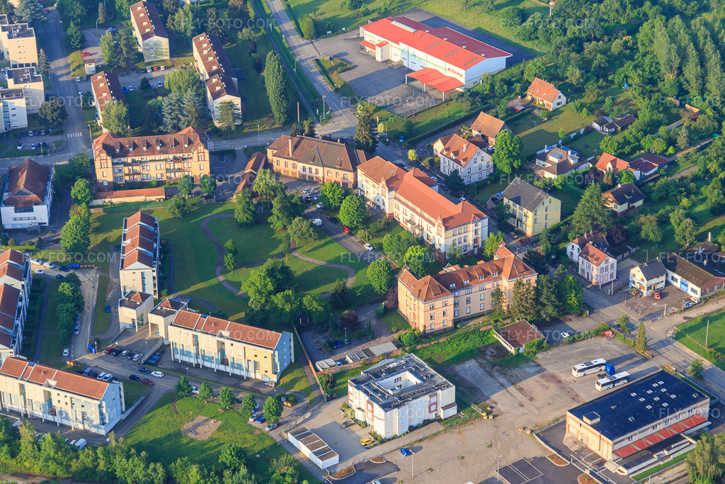 Aerial view: Park on Rue du Général Abel Douay with Résidence Abrapa Wissembourg, Center des Finances publiques- Service des impôts des particuliers and Solerys in Wissembourg in the state Bas-Rhin, France.Photo: IMG_107855.jpg taken on 06/10/2018 by Werner Riehm/FLY-FOTO.comResolution of the original: 5194 x 3463 pxWWW.ABRAPA.ASSO.FR