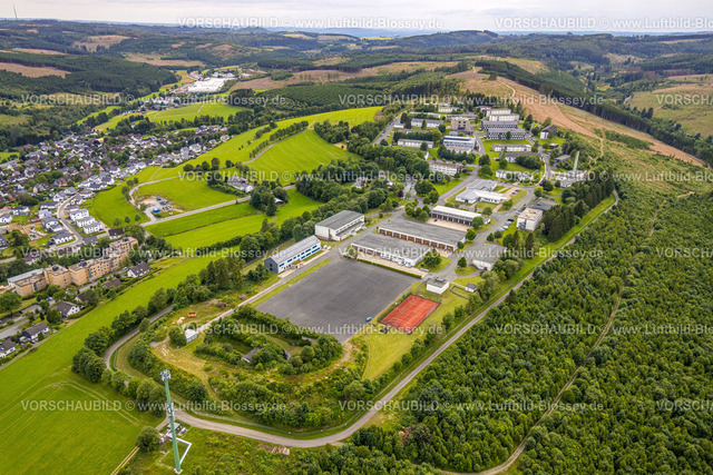 Erndtebrueck240709804 | Luftbild, Gelände der Hachenberg-Kaserne, Waldgebiet mit Waldschäden, Neubau Wohngebiet Roger-Drapie-Straße unterhalb der Kaserne, Rothaarsteig, Erndtebrück, Kreis Siegen-Wittgenstein, Nordrhein-Westfalen, Deutschland