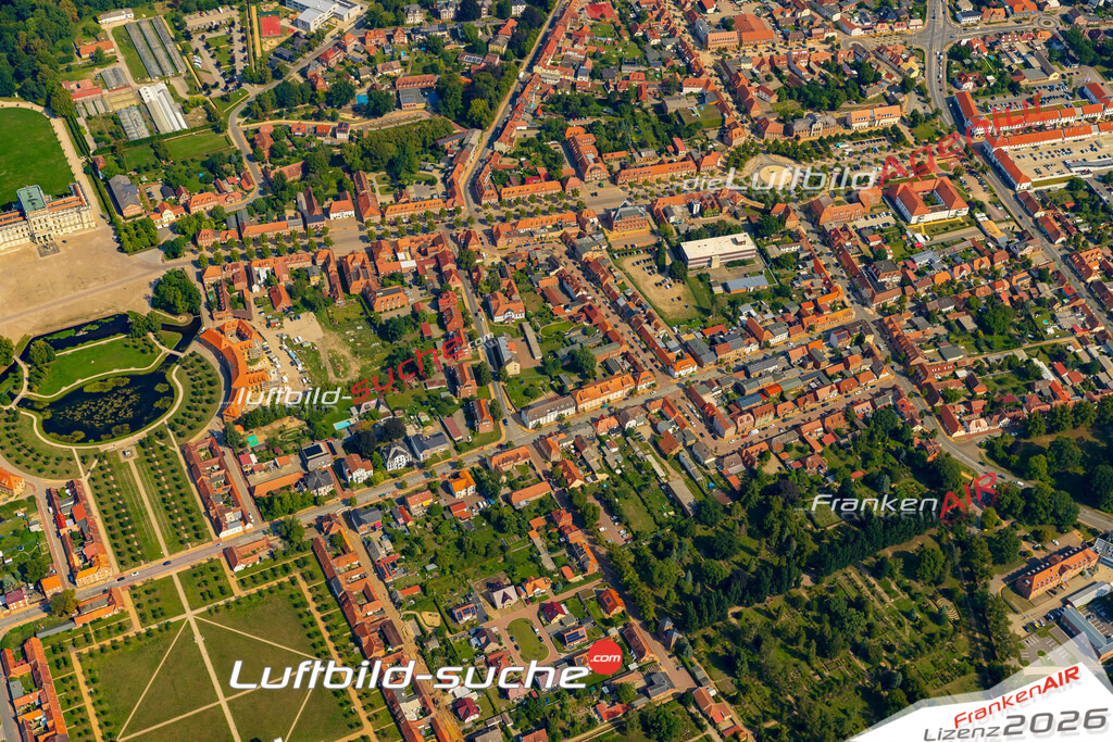 Luftaufnahme der Stadt Ludwigslust - Die Luftaufnahme wurde 2025 vom UL-Flugzeug heraus erstellt ( keine Drohne ) - Hochauflösende Luftaufnahme - für professionelle Ausdrucke geeignet. Die Geschenkidee !Hier alle&nbsp;Infos zur Lizenzierung der LuftaufnahmeWir fliegen auch dieses Jahr wieder in Ihre Region um Luftbilder zu erstellen.- Luftbild anfragen