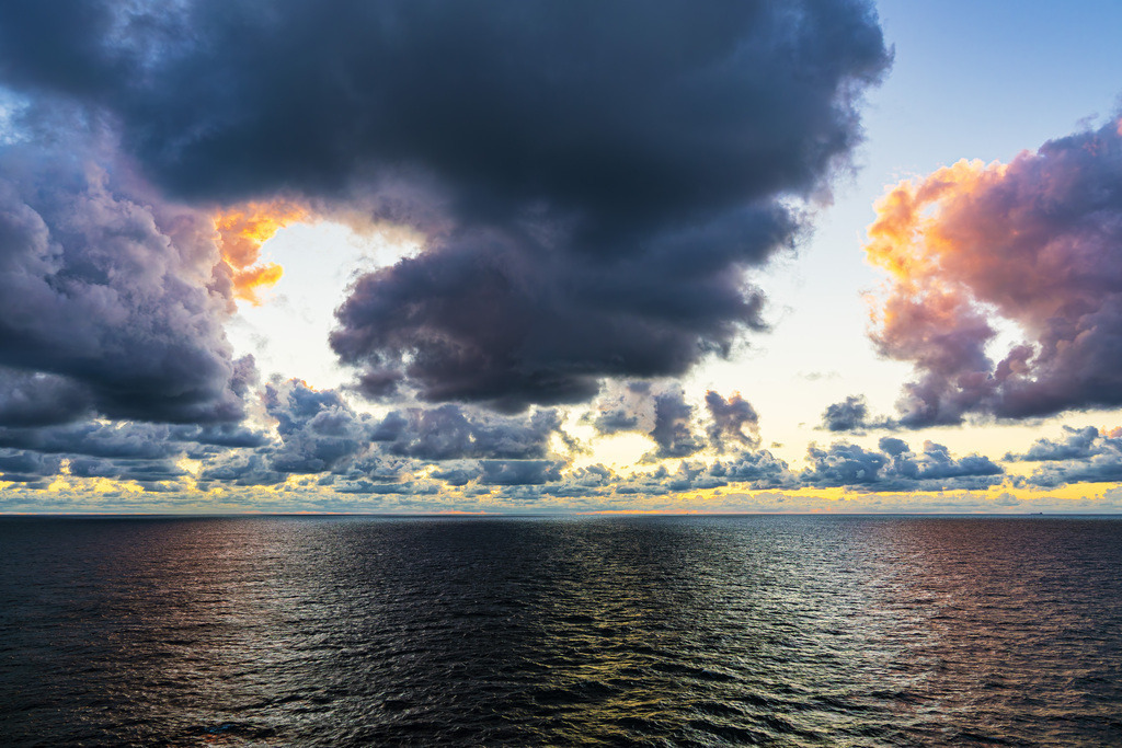 Blick über die Ostsee mit Wolken und Sonnenuntergang | Blick über die Ostsee mit Wolken und Sonnenuntergang.