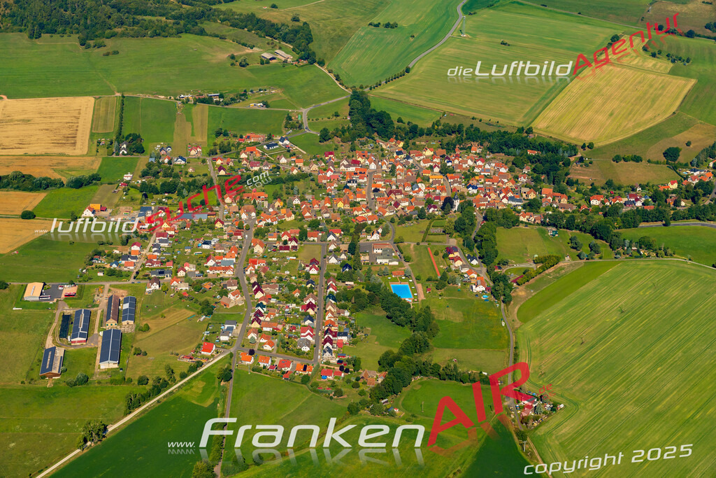 Vs Google Maps Wiesenthal - Die Luftaufnahme wurde 2025 vom UL-Flugzeug heraus erstellt ( keine Drohnenaufnahme ) - Hochauflösende Luftaufnahme - für Wandbilder und großformatige Ausdrucke geeignet. Das besondere Geschenk!Hier alle&nbsp;Infos zur Lizenzierung der LuftaufnahmeWir fliegen auch dieses Jahr wieder in Ihre Region um Luftbilder zu erstellen.- Luftbild anfragen