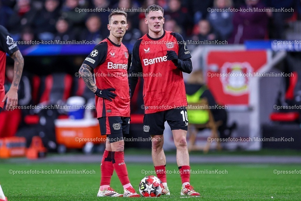 UCL29012502271 | 29.01.2025, Fußball, Bayer 04 Leverkusen - AC Sparta Prag, UEFA Champions League, 8. Spieltag, BayArena, Saison 2024 2025: Alejandro Grimaldo (Bayer04 Leverkusen #20) neben Florian Wirtz (Bayer04 Leverkusen #10)