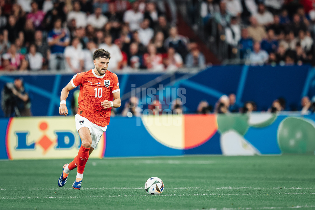 Fußball | Herren | UEFA-Fußball-Europameisterschaft 2024 | Gruppe D | Österreich vs. Frankreich | 17.06.2024 | Florian Grillitsch (#10, Österreich) mit dem Ball