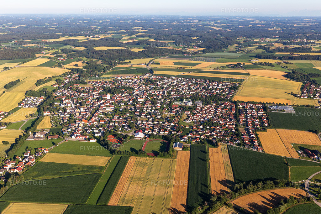 Luftbild:  in Reisbach im Bundesland Bayern in Deutschland. – Foto: IMG_132796.jpg vom 02.07.2022 durch Werner Riehm/FLY-FOTO.de – Auflösung des Originals: 5178 x 3452 px – www.reisbach.de
