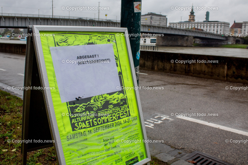 Linz_ Urfahr_ Hochwasserschutz_ 13.09.2024-34 | 13.09.2024, Linz, AUT, Urfahr, Hochwasser, im Bild Vorbereitung Hochwasserschutz Donaulaende Linz Urfahr, Plakat, Absage Event