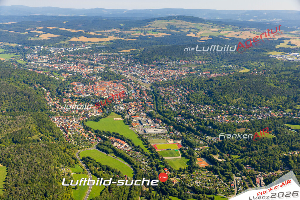 Übersichts Bild Meiningen - Die Luftaufnahme wurde 2025 vom UL-Flugzeug heraus erstellt ( keine Drohnenaufnahme ) - Hochauflösende Luftaufnahme - für Wandbilder und großformatige Ausdrucke geeignet. Das besondere Geschenk!Hier alle&nbsp;Infos zur Lizenzierung der LuftaufnahmeWir fliegen auch dieses Jahr wieder in Ihre Region um Luftbilder zu erstellen.- Luftbild anfragen